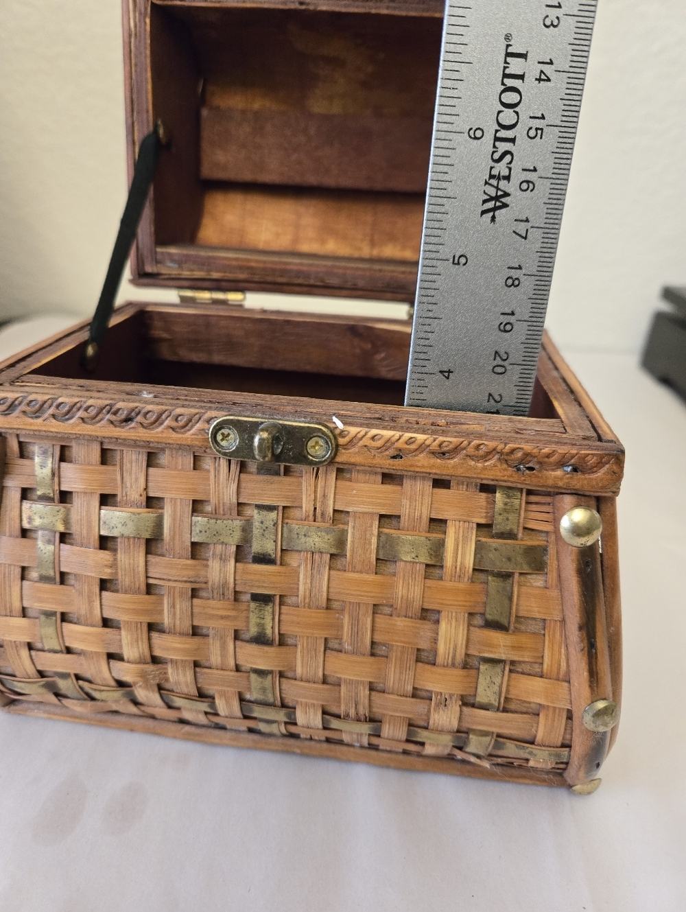 Three Hands Corp Vintage Keepsake Box Wooven Bamboo Brass Accent Latch Front - Picture 12 of 12